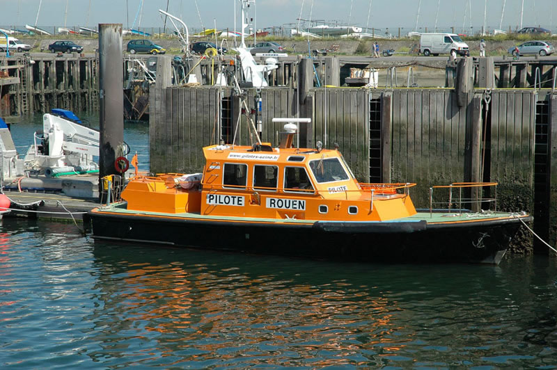 Bateau pilote à quai (3)